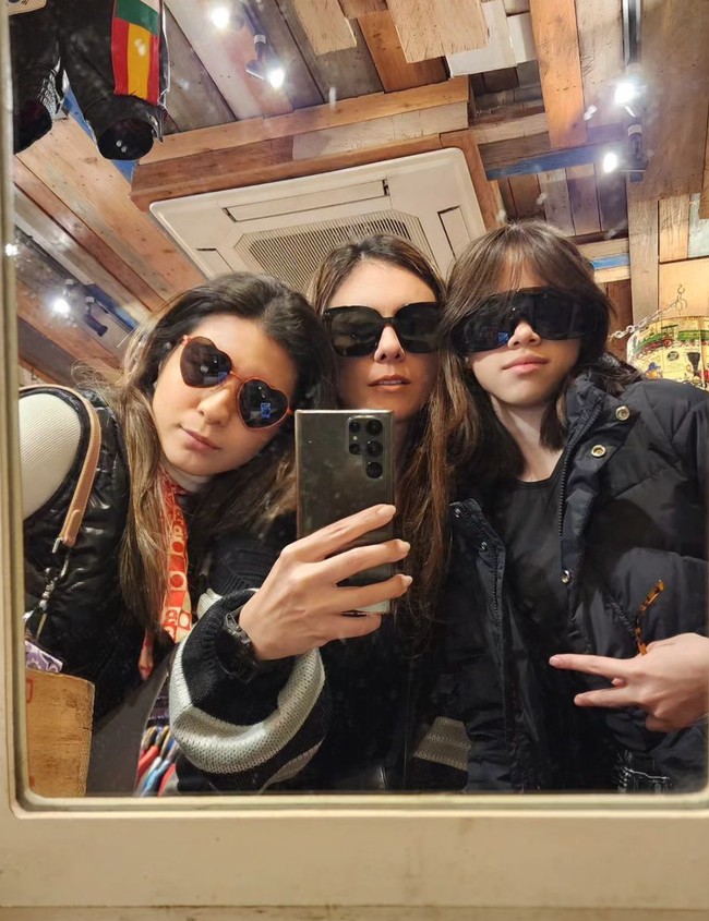 Bak bestie, begini potret Wulan Guritno bersama kedua anak perempuannya. Karena sang anak yang sudah makin dewasa dan penampilan Wulan yang awet muda, ketiganya jadi terlihat seperti kakak-adik alih-alih ibu dan anak. Foto: Instagram/@wulanguritno