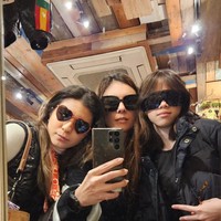 Bak bestie, begini potret Wulan Guritno bersama kedua anak perempuannya. Karena sang anak yang sudah makin dewasa dan penampilan Wulan yang awet muda, ketiganya jadi terlihat seperti kakak-adik alih-alih ibu dan anak. Foto: Instagram/@wulanguritno