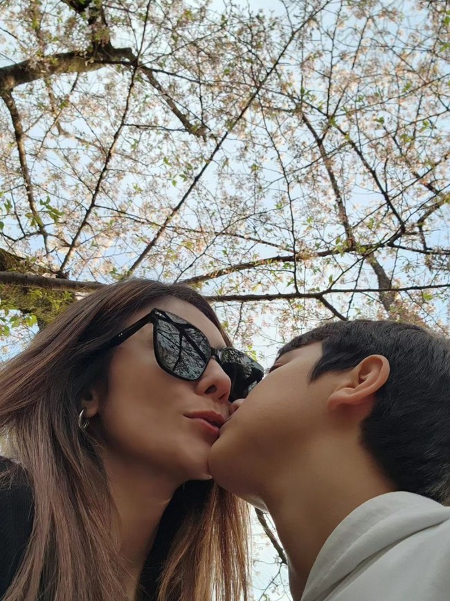 Tak hanya memamerkan foto kompak dengan kedua putrinya, Wulan juga memamerkan potret mesra dirinya dan sang putra. Dari foto terlihat jika dirinya dan sang putra juga memiliki hubungan yang begitu dekat. Foto: Instagram/@wulanguritno