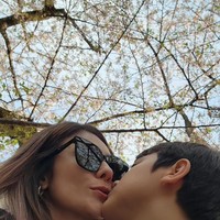 Tak hanya memamerkan foto kompak dengan kedua putrinya, Wulan juga memamerkan potret mesra dirinya dan sang putra. Dari foto terlihat jika dirinya dan sang putra juga memiliki hubungan yang begitu dekat. Foto: Instagram/@wulanguritno