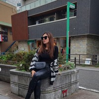 Tampil monokrom, Wulan memilih memadukan kaos lengan panjanag hitam dengan outer garis-garis dan celana panjang lateks. Agar semakin stylish, Wulan memilih mengenakan sepatu boots. Foto: Instagram/@wulanguritno