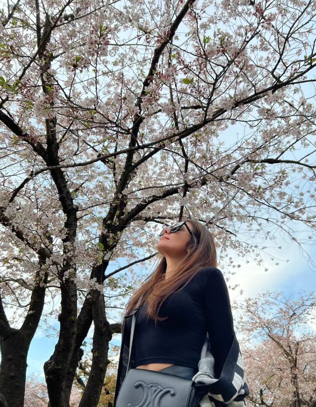 Meski sudah berusia 41 tahun dan memiliki 3 orang anak, penampilan Wulan Guritno memang masih terlihat begitu awet muda. Tak heran jika banyak netizen yang menjulukinya sebagai hot mom. Foto: Instagram/@wulanguritno