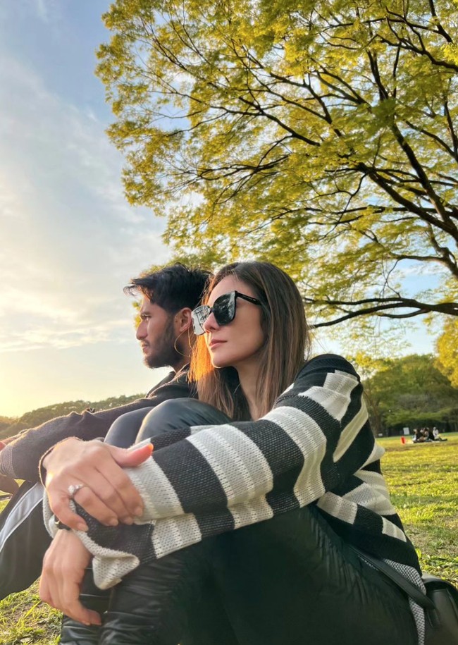 Berkat penampilan awet mudanya, Wulan juga terlihat masih cocok bersanding dengan kekasihnya yang berusia 15 tahun di bawahnya. Keduanya tampak serasi bukan? Foto: Instagram/@wulanguritno