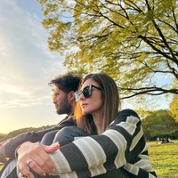 Berkat penampilan awet mudanya, Wulan juga terlihat masih cocok bersanding dengan kekasihnya yang berusia 15 tahun di bawahnya. Keduanya tampak serasi bukan? Foto: Instagram/@wulanguritno