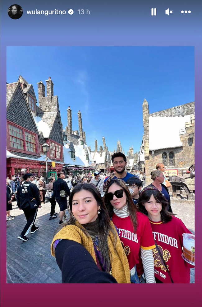 Wulan Guritno saat ini sedang menghabiskan waktunya untuk berlibur di Jepang. Tak sendirian, ia mengajak kekasihnya, Sabda Ahessa dan ketiga anaknya untuk berlibur bersama. Foto: Instagram/@wulanguritno