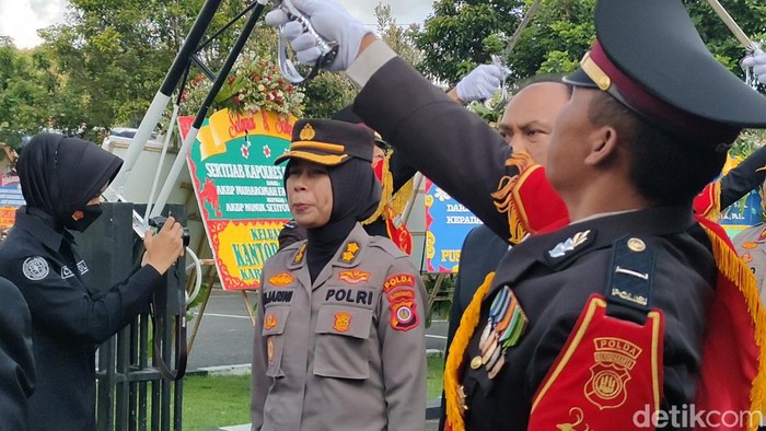 AKBP Muharomah Fajarini bersama AKBP Nunuk Setiyowati saat menjalani sertijab di Mapolres Kulon Progo, Kamis (6/4/2023).