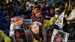 Aksi Bakar Ban Warnai Demo Mahasiswa di Depan Gedung DPR