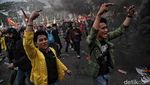 Aksi Bakar Ban Warnai Demo Mahasiswa di Depan Gedung DPR