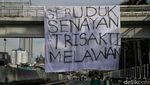 Aksi Bakar Ban Warnai Demo Mahasiswa di Depan Gedung DPR