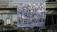 Massa yang datang membawa poster hingga spanduk protes. Sejumlah polisi mengawal kedatangan massa yang ada.