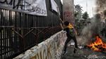 Aksi Bakar Ban Warnai Demo Mahasiswa di Depan Gedung DPR