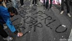 Aksi Bakar Ban Warnai Demo Mahasiswa di Depan Gedung DPR