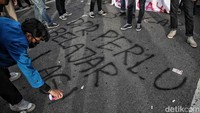 Sebelumnya, Ketua Badan Eksekutif Mahasiswa Universitas Indonesia (BEM UI) Melki Sedek Huang mengatakan pihaknya akan berdemonstrasi di depan gedung DPR siang ini. Demonstrasi sendiri direncanakan mulai pukul 13.00 WIB.