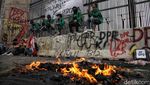 Aksi Bakar Ban Warnai Demo Mahasiswa di Depan Gedung DPR