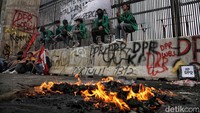 Demo ini dilakukan untuk menolak pengesahan Perppu Ciptaker menjadi undang-undang. Mereka merasa dikecewakan atas pengesahan tersebut.