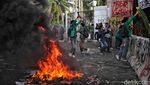 Aksi Bakar Ban Warnai Demo Mahasiswa di Depan Gedung DPR