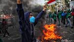 Aksi Bakar Ban Warnai Demo Mahasiswa di Depan Gedung DPR