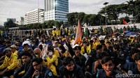 Ratusan mahasiswa melakukan aksi unjuk rasa di kawasan Gedung DPR, Jakarta Selatan, Kamis (6/4/2023).