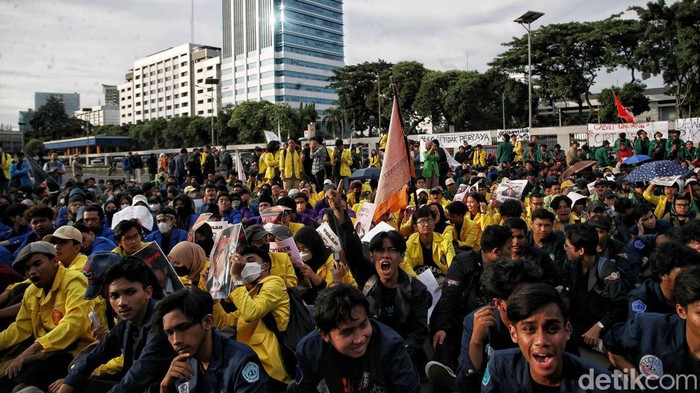 Aksi Bakar Ban Warnai Demo Mahasiswa di Depan Gedung DPR Sejumlah elemen mahasiswa yang menggelar demonstrasi menolak Undang-Undang Cipta Kerja (Ciptaker) tiba di depan gedung DPR RI, Jakarta.