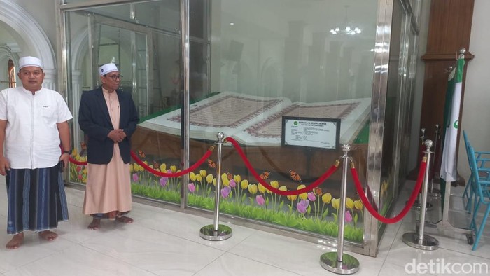 al quran besar di masjid agung Lamongan