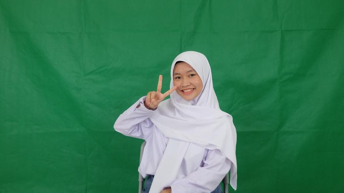 Siswi SMA Unggulan CT Arsa Foundation Sukoharjo Allin Alya Yasmin (18) diterima di 7 kampus top luar negari. Foto diunggah Kamis (6/4/2023).