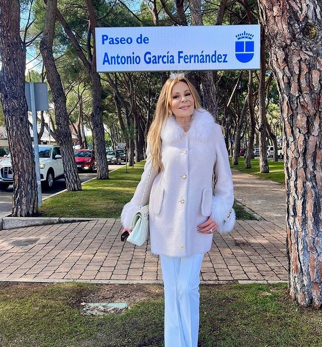 “Alessku, aku bersumpah akan menyelamatkanmu dari kanker dan aku mengecewakanmu. Aku berjanji bahwa aku akan membawa putrimu ke dunia dan kini ada di tanganku,” ungkap Ane di keterangan fotonya. Foto: dok. Instagram/@ana_obregon_oficial