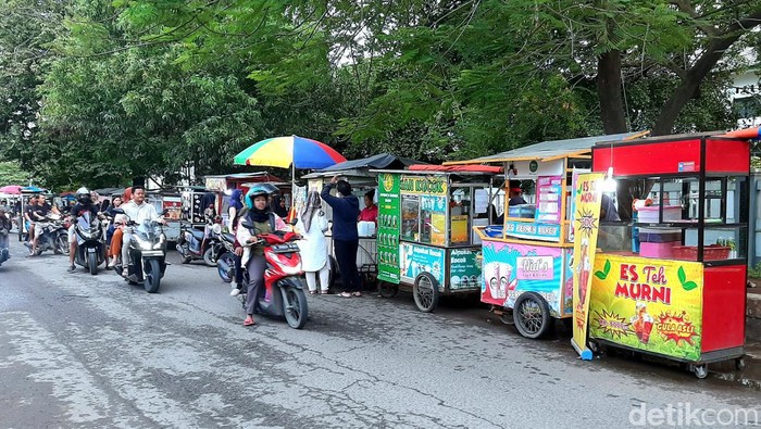 Aneka gerai jajanan di kawasan Karangpawitan, Karawang.