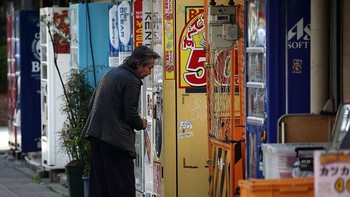 Beberapa ciri khas Jepang ada di tempat ini seperti deretan vending machine yang menjual makanan. Foto: Getty Images