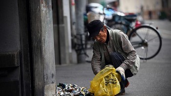 Sejak pertumbuhan ekonomi pasca perang Jepang, dan khususnya tahun 1960-an sampai dengan saat ini, Kamagasaki telah menjadi tujuan bagi orang miskin dengan harapan bekerja sebagai buruh harian. Foto: Getty Images
