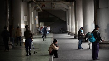 Kamagasaki adalah area kumuh terbesar di Jepang, yang terletak di Osaka. Pada tahun 2014, diestimasi ada 25 ribu orang tinggal di sini, kebanyakan buruh harian lepas. Cukup banyak di antaranya adalah tunawisma. Foto: Getty Images