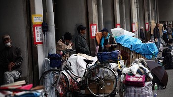 Terlepas dari kemiskinannya yang parah, Kamagasaki memiliki rasa komunitas yang berbeda, bersama dengan keterbukaan yang jarang ditemukan di kota-kota Jepang. Orang-orang tersenyum dan saling bicara. Mereka juga sepertinya saling menjaga. Foto: Getty Images