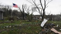 Sedikitnya lima orang dilaporkan tewas dan banyak lainnya cedera setelah tornado dini hari yang melanda bagian tenggara Missouri.