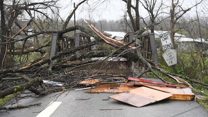 Tornado kembali menerjang wilayah Amerika Serikat. Kali ini, tornado menghantam negara bagian Missouri pada Rabu (5/4) pagi dan menewaskan sedikitnya lima orang.