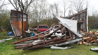Sebelumnya, tornado dan badai dahsyat melanda beberapa negara bagian AS pada akhir pekan lalu, menewaskan sedikitnya 32 orang.