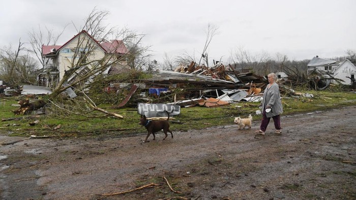 AS Kembali Diterjang Tornado, Rumah Hancur-Mobil Rusak Tornado kembali menerjang wilayah Amerika Serikat. Kali ini, tornado menghantam negara bagian Missouri pada Rabu (5/4) pagi dan menewaskan sedikitnya lima orang.