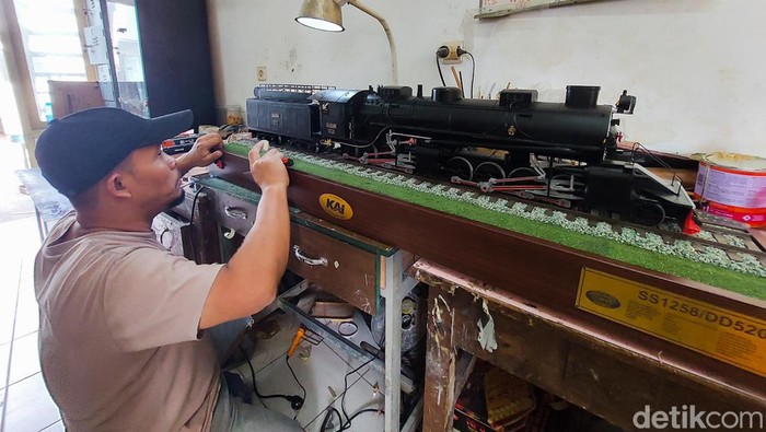 Asep (Topi Hitam), Warga Kota Cimahi yang Bekerja Membuat Miniatur Kereta Api