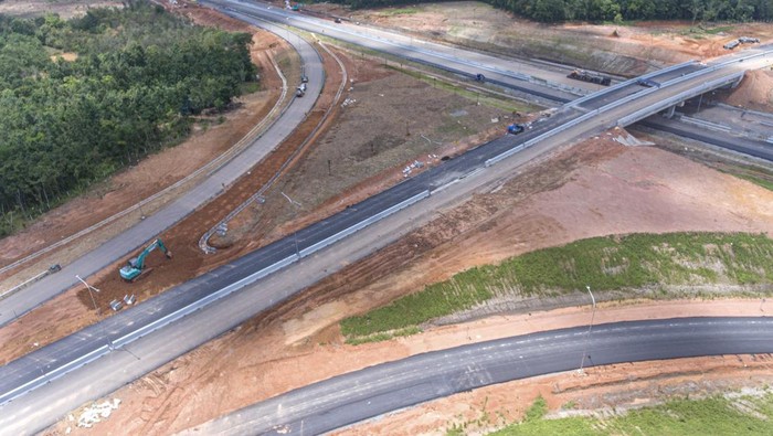 Pekerja menggunakan alat berat untuk menyelesaikan pembangunan simpang susun Prabumulih jalan tol Trans Sumatera (JTTS) ruas simpang Indralaya-Muara Enim seksi simpang Indralaya-Prabumulih di Prabumulih, Sumatera Selatan, Rabu (5/4/2023). Menjelang mudik Hari Raya Idul Fitri 1444 H, PT Hutama Karya (Persero) memastikan jalan tol Trans Sumatera (JTTS) ruas simpang Indralaya-Muara Enim seksi simpang Indralaya-Prabumulih akan dibuka secara fungsional mulai 15 April - 30 April 2023 pukul 07:00 WIB-16:00 WIB dengan memberlakukan contra flow di KM 65 - KM 73. ANTARA FOTO/Nova Wahyudi/aww.