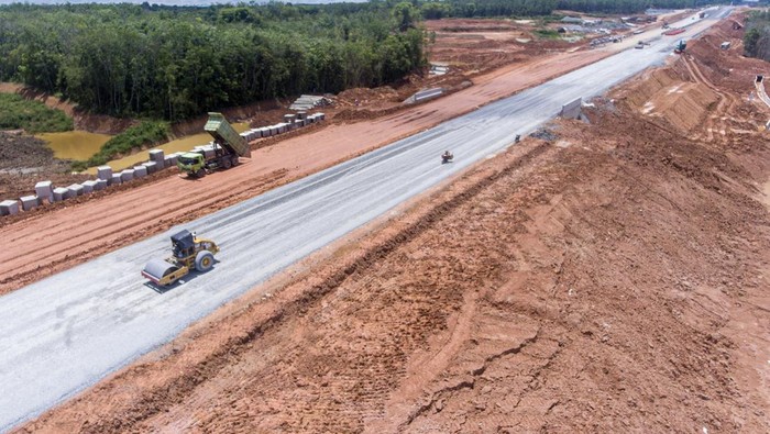 Pekerja menggunakan alat berat untuk menyelesaikan pembangunan simpang susun Prabumulih jalan tol Trans Sumatera (JTTS) ruas simpang Indralaya-Muara Enim seksi simpang Indralaya-Prabumulih di Prabumulih, Sumatera Selatan, Rabu (5/4/2023). Menjelang mudik Hari Raya Idul Fitri 1444 H, PT Hutama Karya (Persero) memastikan jalan tol Trans Sumatera (JTTS) ruas simpang Indralaya-Muara Enim seksi simpang Indralaya-Prabumulih akan dibuka secara fungsional mulai 15 April - 30 April 2023 pukul 07:00 WIB-16:00 WIB dengan memberlakukan contra flow di KM 65 - KM 73. ANTARA FOTO/Nova Wahyudi/aww.
