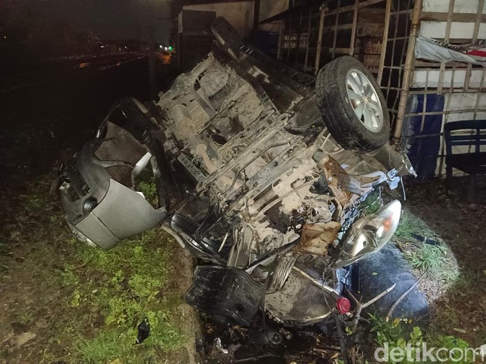 avanza tertabrak kereta di lamongan