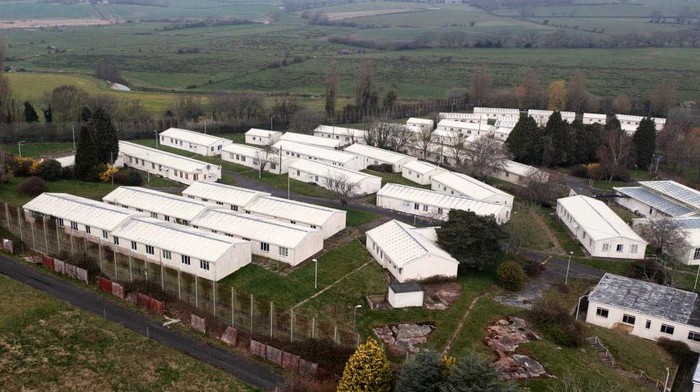 Bangunan Ini Dulunya Penjara, Kini Jadi Rumah buat Pencari Suaka Bangunan bekas penjara di Sussex Inggris dipugar menjadi rumah untuk para pencari suaka. Nantinya bekas penjara itu mampu menampung 1.200 orang.