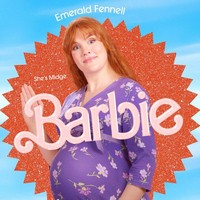 Emerald Fenner Sebagai MidgeAktris dengan karakteristik fisik yang berbeda hadir dalam dunia Barbie. Kali ini Emerald Fenner tidak berperan sebagai Barbie tapi karakter bernama Midge yang sedang hamil. Midge adalah boneka keluaran Mattel yang memang ditampilkan sedang mengandung.Foto: Instagram @barbiethemovie
