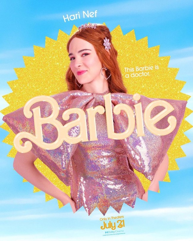 FHari Nef Sebagai Barbie DokterTak lengkap jika dunia Barbie tidak memiliki sosok dokter. Meski penampilannya tampak glamour, Hari Nef ternyata punya profesi yang menginspirasi.oto: Instagram @barbiethemovie