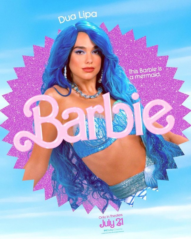 Dua Lipa Sebagai Mermaid Barbie Kehadiran Dua Lipa dalam film yang dinantikan ini cukup mengejutkan. Barbie pun menjadi debut akting penyanyi asal Inggris tersebut. Dua berperan sebagai Putri Duyung versi Barbie yang digambarkan berambut biru.Foto: Instagram @barbiethemovie