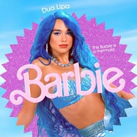 Dua Lipa Sebagai Mermaid Barbie Kehadiran Dua Lipa dalam film yang dinantikan ini cukup mengejutkan. Barbie pun menjadi debut akting penyanyi asal Inggris tersebut. Dua berperan sebagai Putri Duyung versi Barbie yang digambarkan berambut biru.Foto: Instagram @barbiethemovie