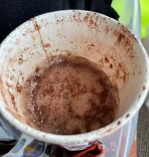 Zonk! Beli Kopi Ukuran Besar, Pria Ini Hanya Dapat Setengah Gelas
