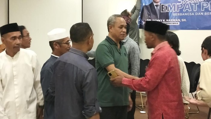Anggota Komisi III DPR Benny K Harman mengungkap mafia tanah dan mafia hukum tumbuh subur di Labuan Bajo.