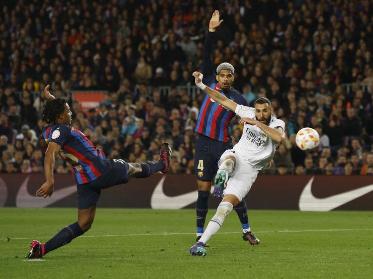 Benzema Hattrick, Real Madrid Pesta Gol di Markas Barcelona