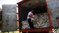 Bulog telah menyiapkan penyaluran beras 10 kilogram kepada 21,3 juta penerima atau sebanyak 213.530 ton per bulan, sehingga total penyaluran bantuan beras ini sebanyak 640.590 ton untuk 3 bulan.