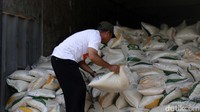 Perum Bulog memastikan beras yang disalurkan terlebih dahulu dilakukan pengecekan kondisi kualitas dan kuantitasnya sebelum diserahterimakan dengan menggunakan kemasan 10 kg.