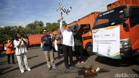 Kepala Badan Pangan Nasional (Bapanas) Arief Prasetyo Adi bersama Direktur Utama Bulog, Budi Waseso melepaskan penyaluran Cadangan Beras Pemerintah (CBP) untuk bantuan pangan di Jakarta, Kamis (6/4/2023).